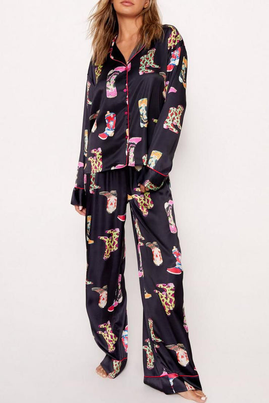 Conjunto de pijama longo de cetim estampado com botas pretas de vaqueira ocidental