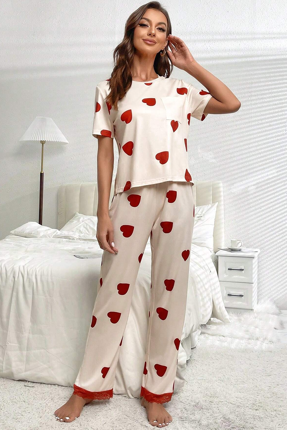 Ensemble pyjama blanc avec t-shirt et pantalon à imprimé cœur et ourlet en dentelle pour la Saint-Valentin