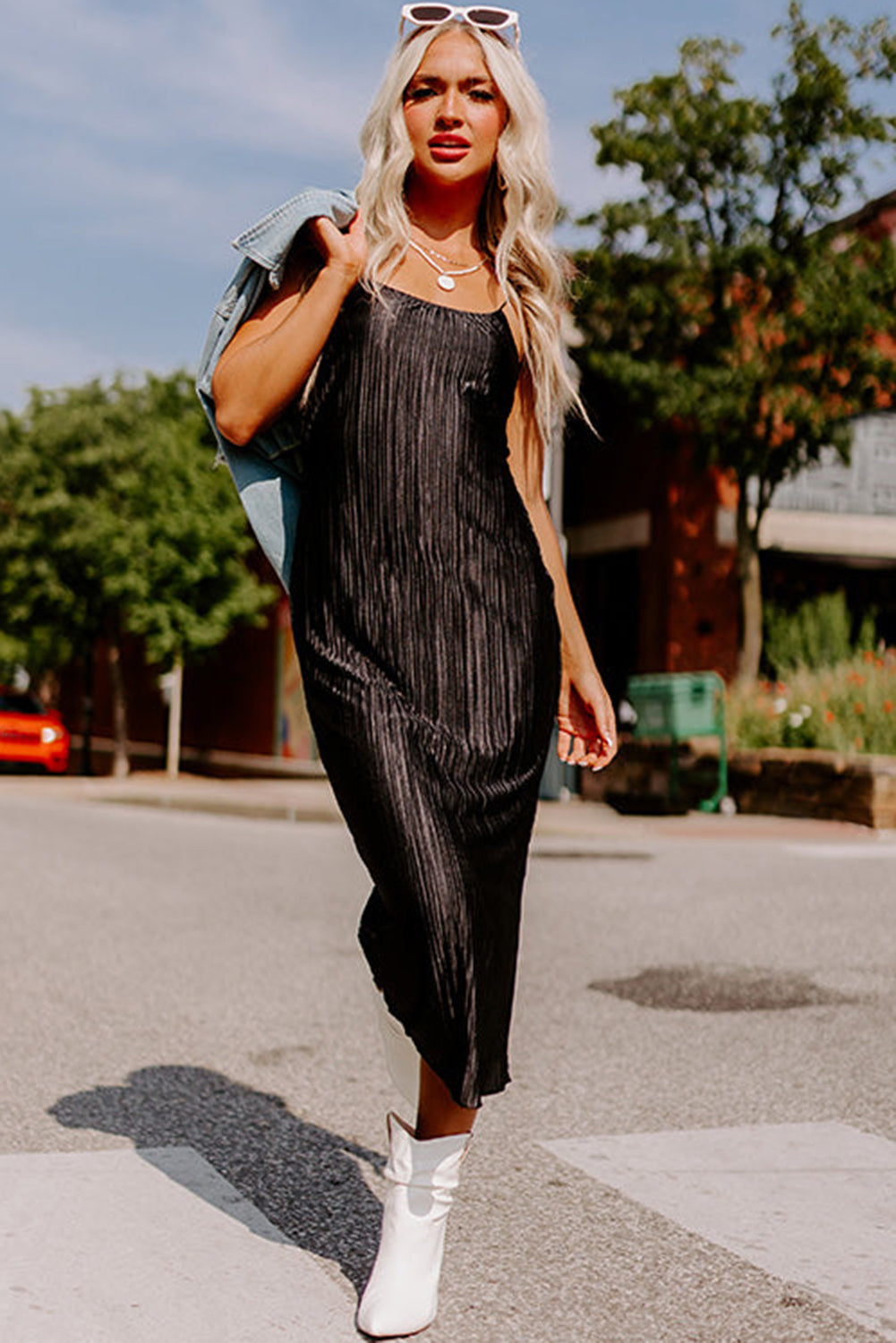 Vestido midi preto com alças finas e costas nuas plissadas