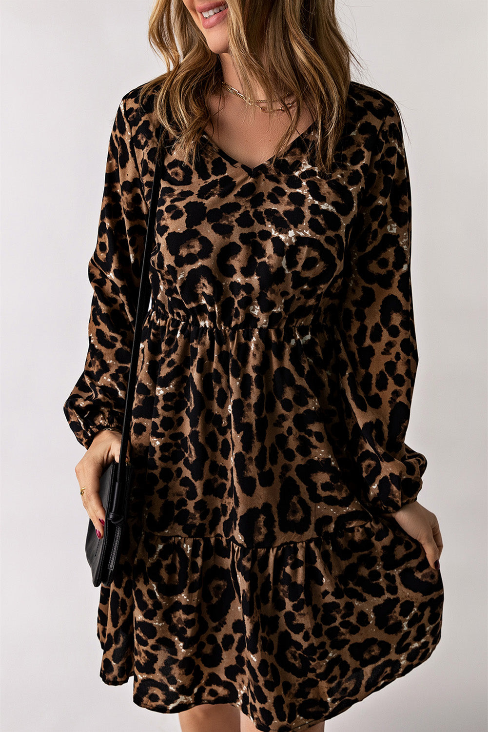 Mini vestido leopardo com babados e punho elástico