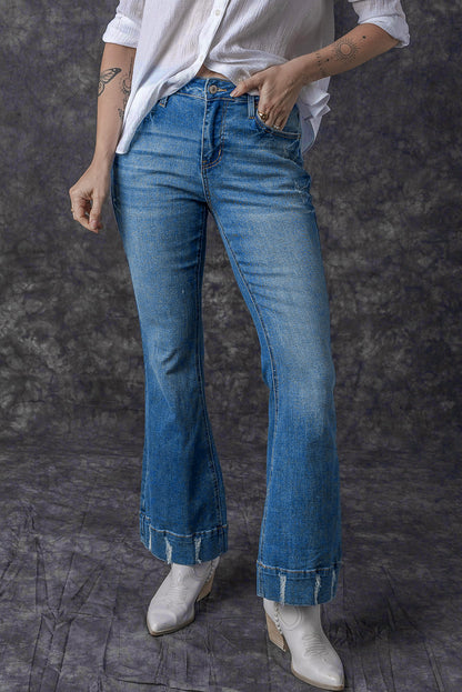 Calça jeans flare azul celeste levemente desgastada com lavagem média