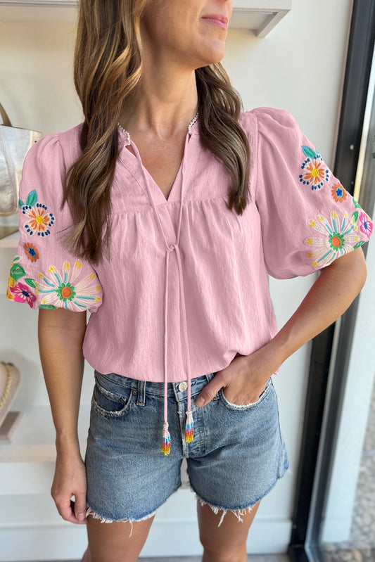 Blusa rosa floral bordada manga bufante com gola dividida