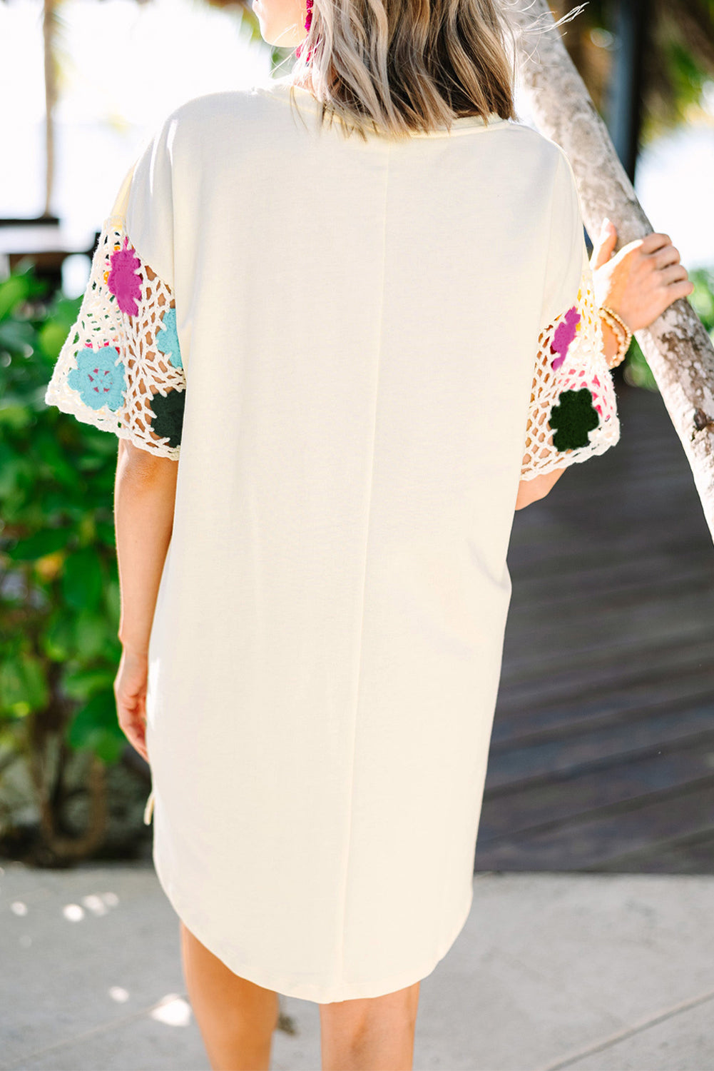 Vestido camiseta branco floral com emenda de crochê e manga