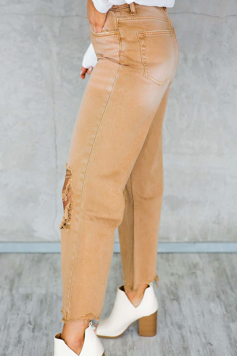 Calça jeans flare com cintura alta vazada marrom envelhecida