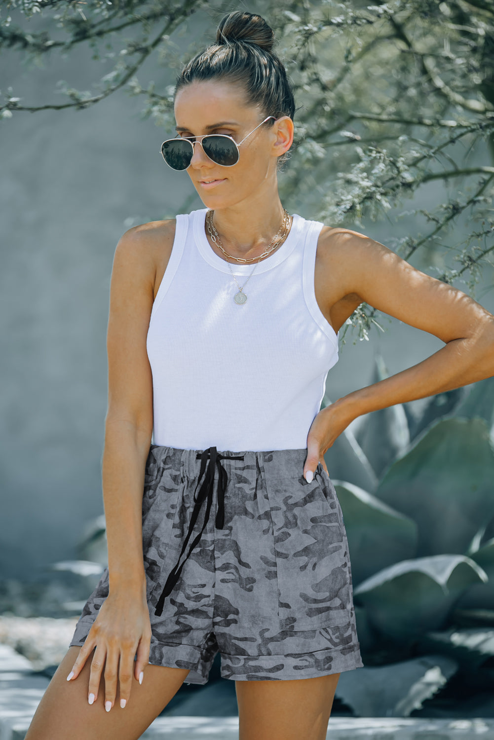 Shorts com bolsos na cintura elástica casual com estampa camuflada e cordão