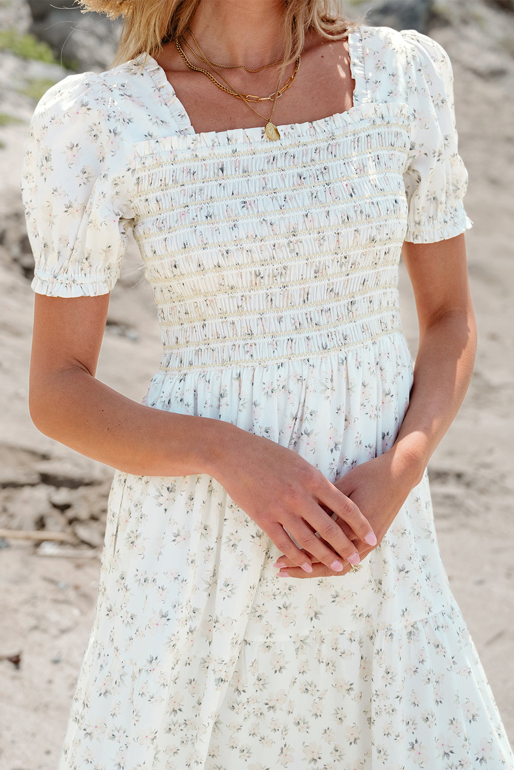 Robe longue blanche à volants et corsage froncé à plusieurs niveaux et fleurs