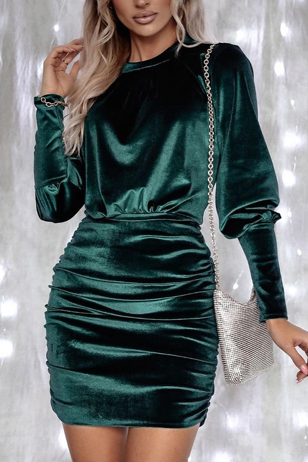 Robe moulante froncée en velours vert à manches bouffantes