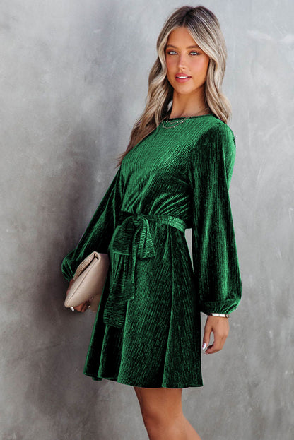 Robe verte en velours froissé à la taille et nouée