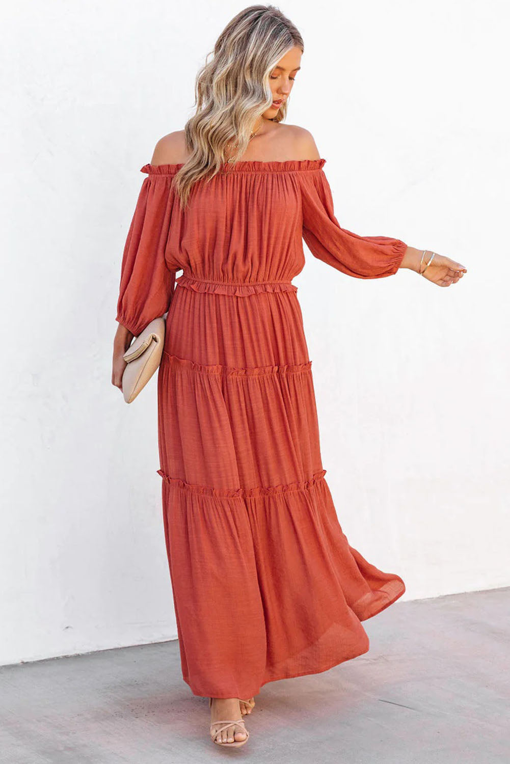 Robe longue orange à épaules dénudées et manches ballon découpées à volants