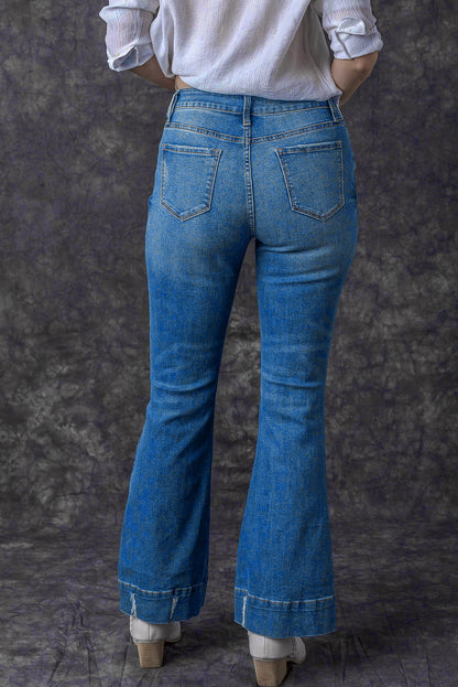 Calça jeans flare azul celeste levemente desgastada com lavagem média