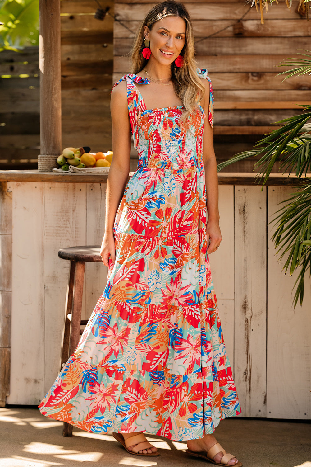 Robe longue multicolore à volants smockés et imprimé tropical vibrant