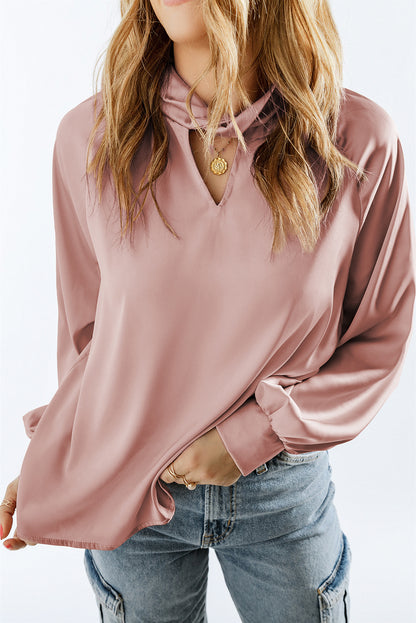 Blusa de cetim rosa com gola alta e manga bufante