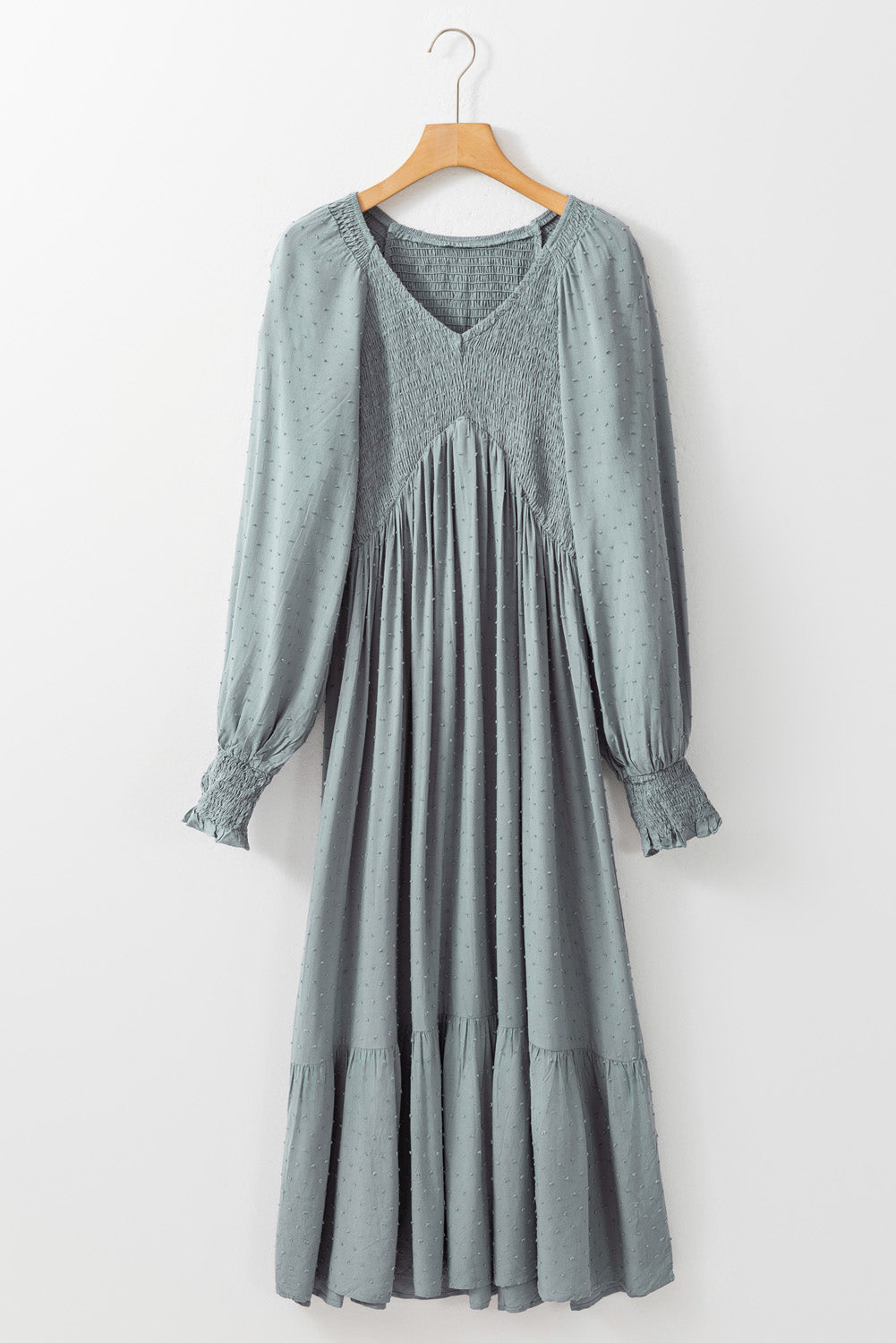 Robe bleue smockée à manches longues et à volants à pois et col en V