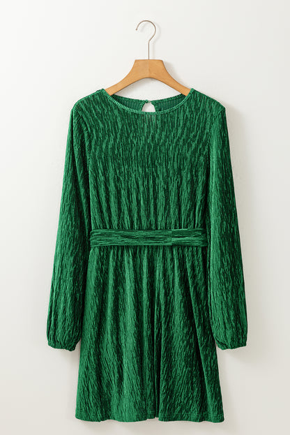 Robe verte en velours froissé à la taille et nouée