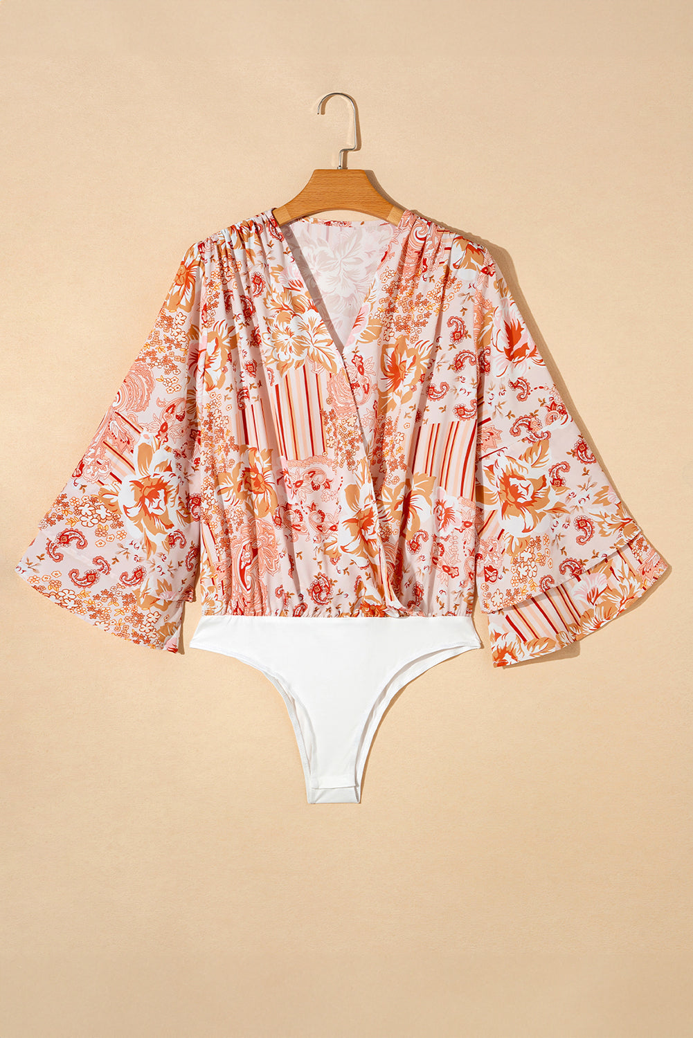 Body laranja com estampa floral e babados manga sino com decote em V