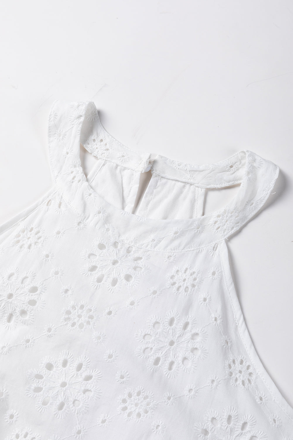 Robe blanche sans manches à col licou et motif à œillets style Boho