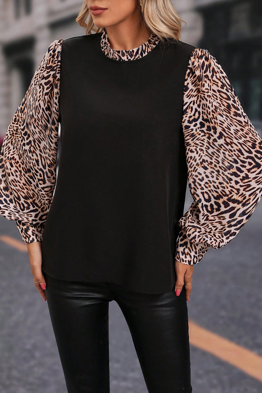 Blusa preta com estampa de leopardo e manga lanterna