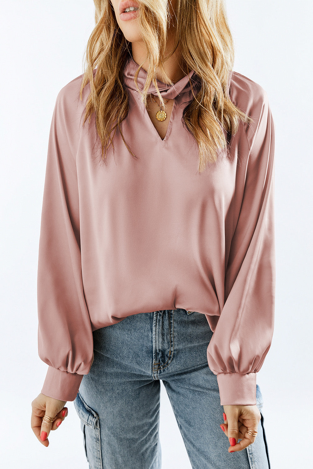 Blouse en satin rose torsadée à col haut et manches bouffantes