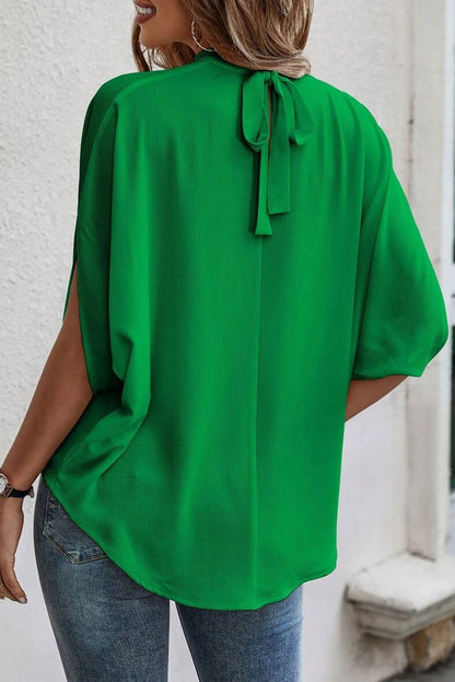 Blusa verde brilhante com gola simulada e manga morcego dividida