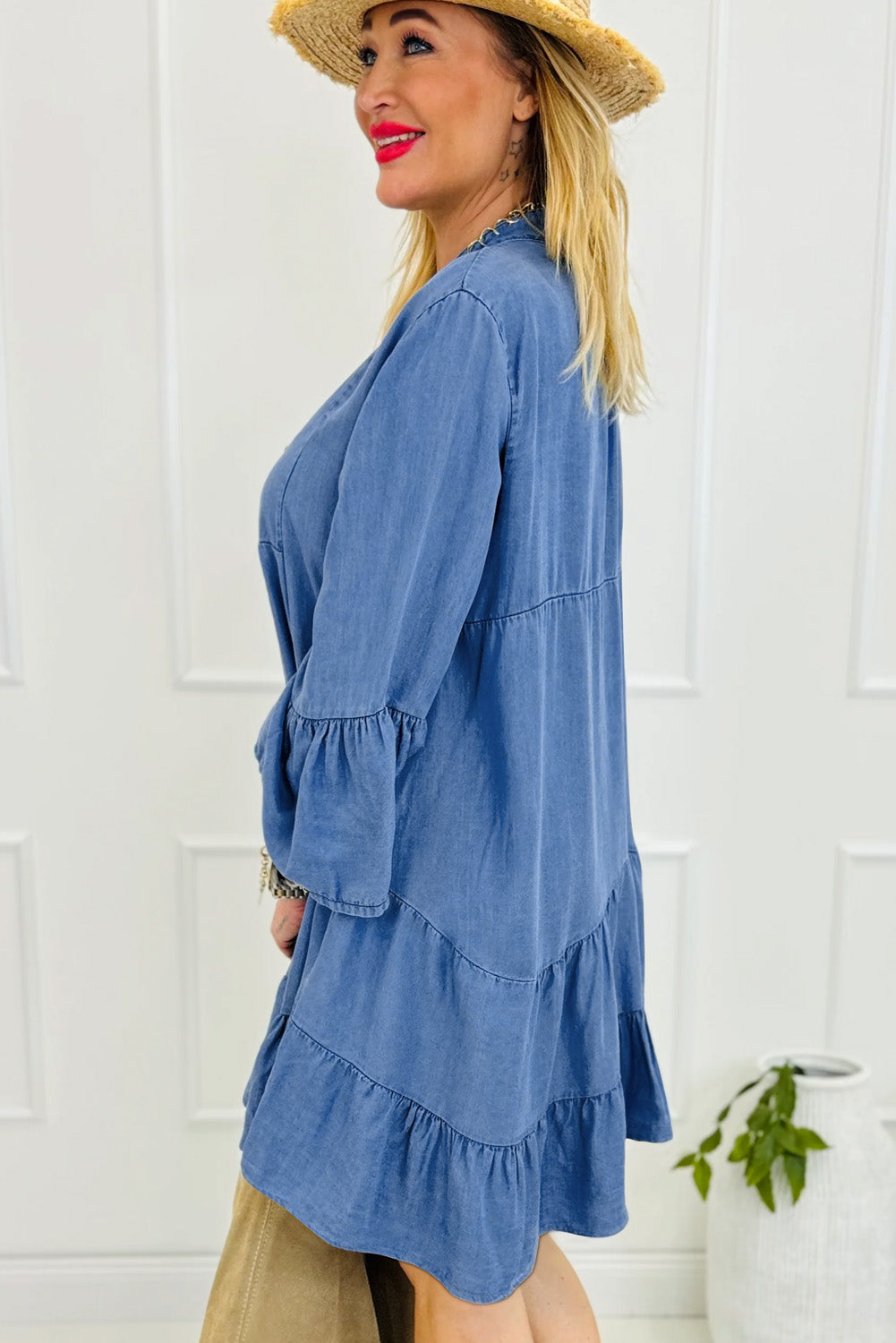 Mini vestido Chambray azul celeste com babados manga 3/4 em camadas divididas com decote em V