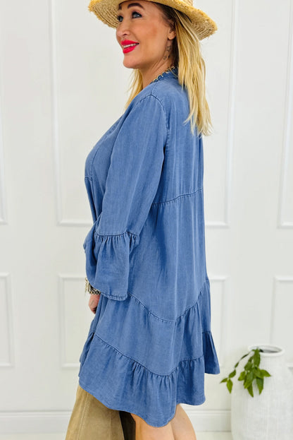 Mini vestido Chambray azul celeste com babados manga 3/4 em camadas divididas com decote em V