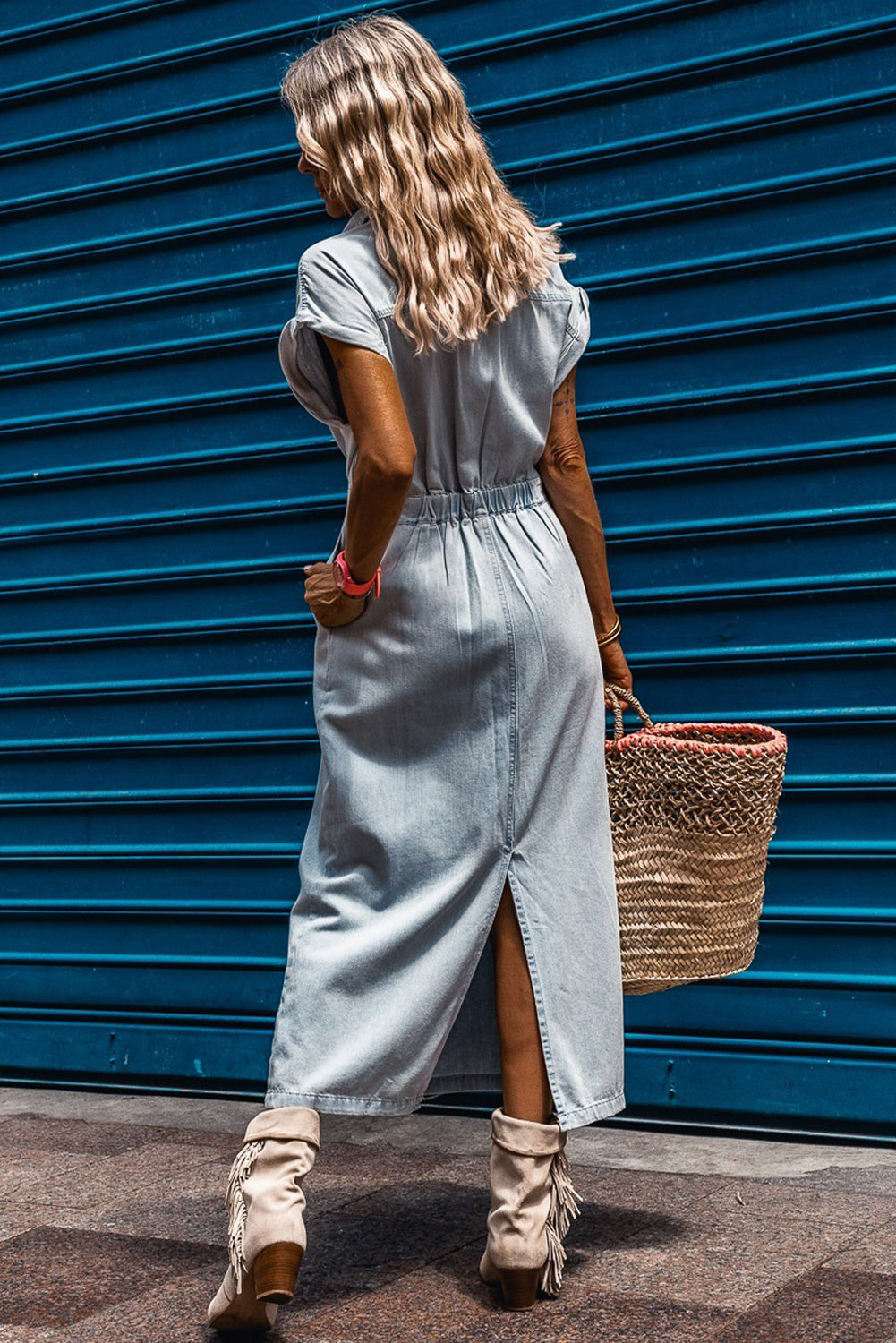 Vestido jeans azul Beau com manga morcego curta e fenda nas costas