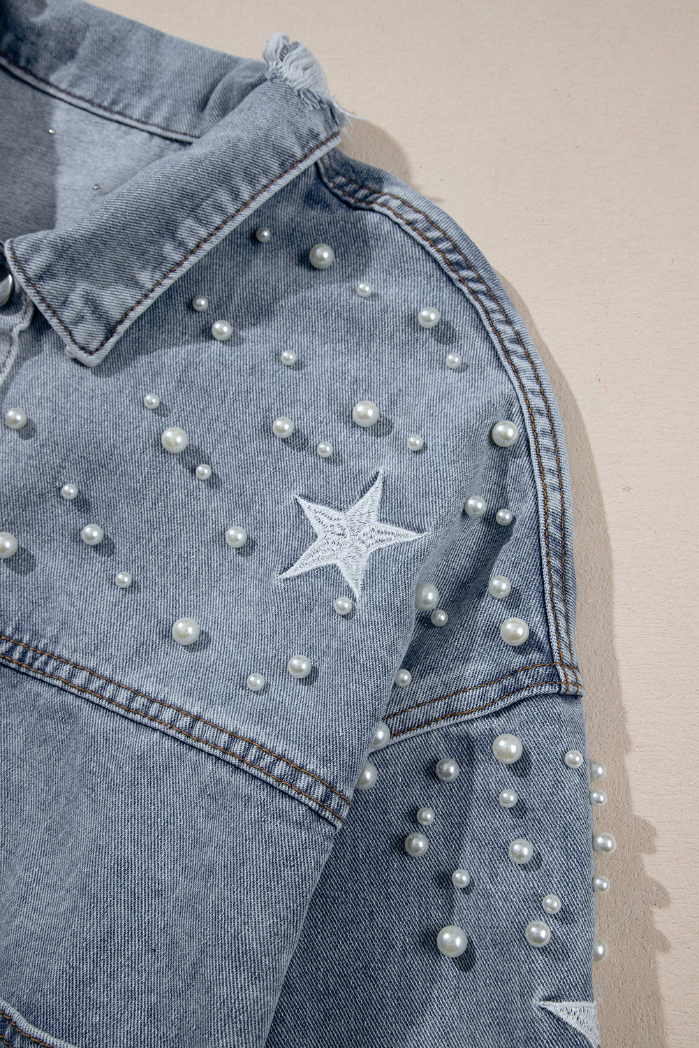 Veste en jean courte bleu ciel effet vieilli avec perles et étoiles