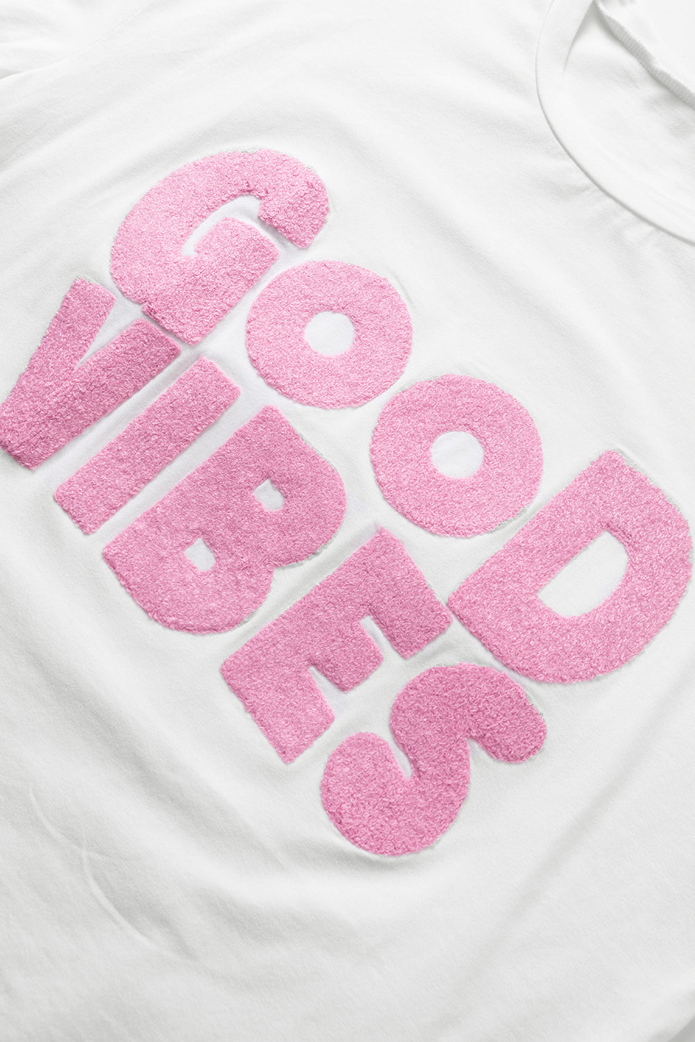 T-shirt blanc à col rond brodé en chenille GOOD VIBES