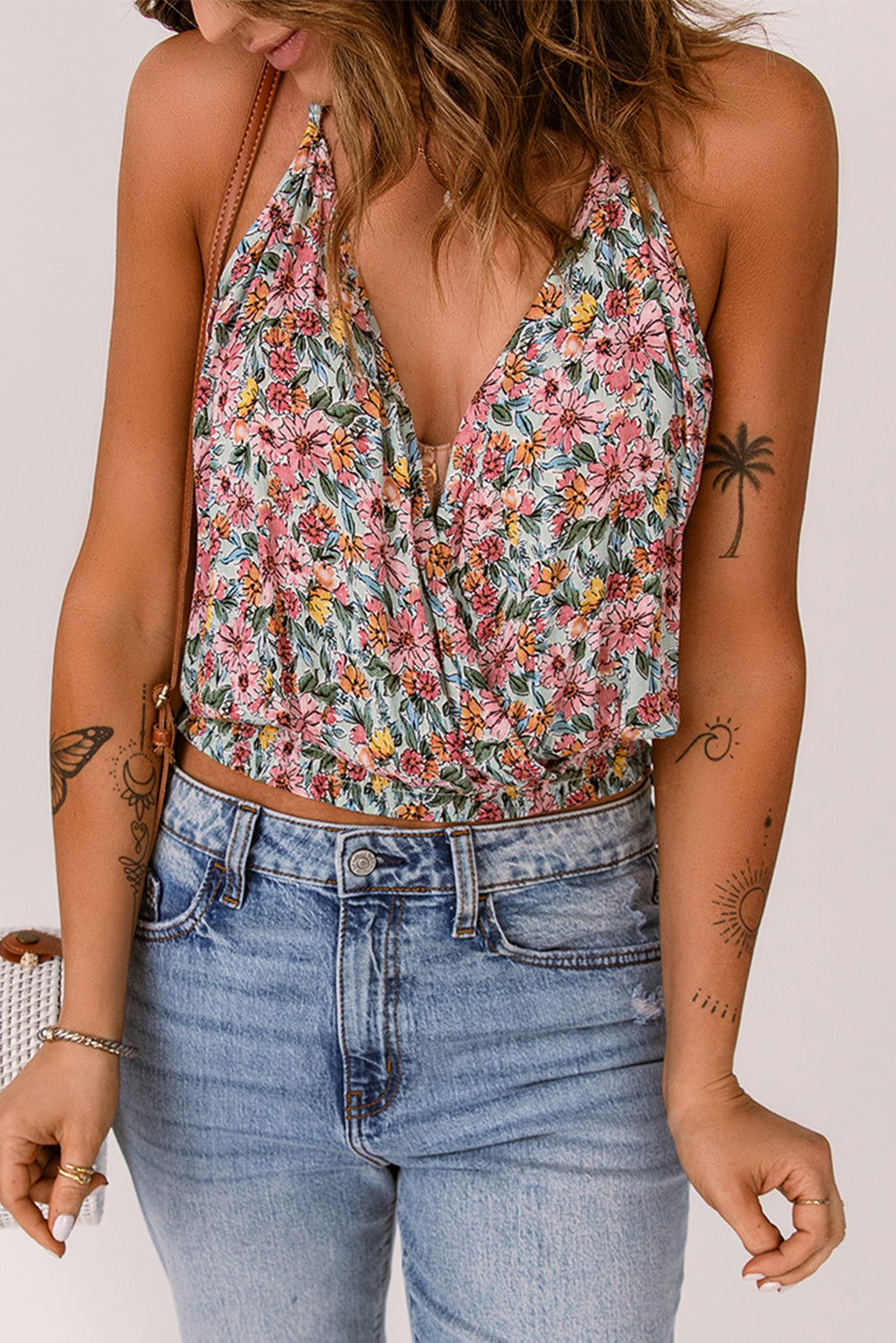 Top cropped floral multicolorido com decote em V