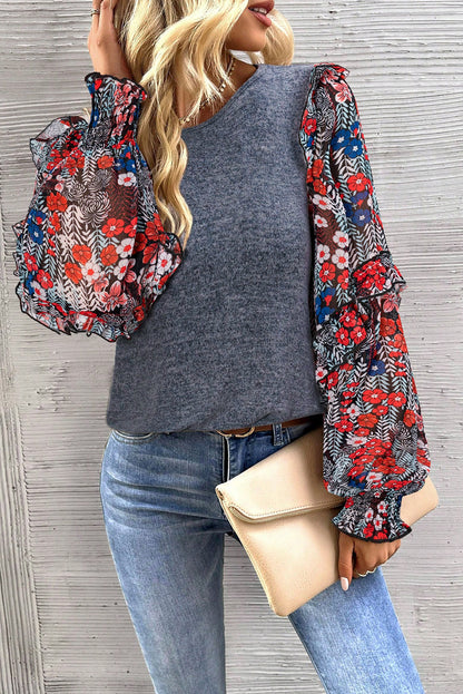 Blusa azul com babados e manga floral com gola redonda