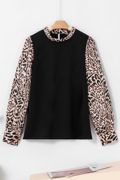 Blusa preta com estampa de leopardo e manga lanterna