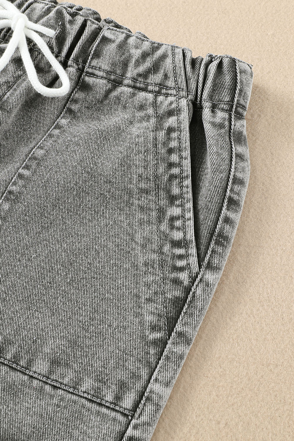 Shorts jeans cinza com bolso e cordão de cintura alta