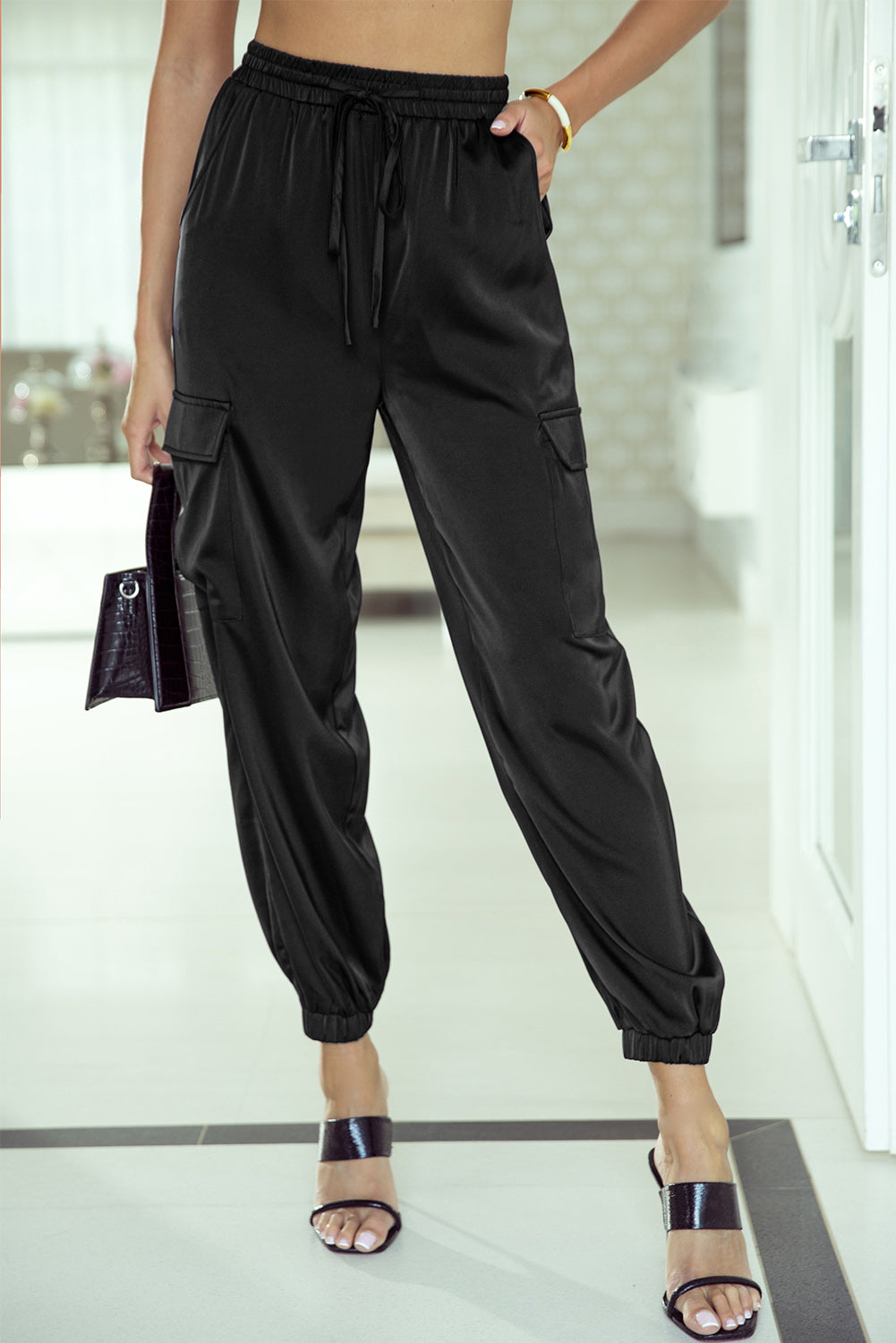 Pantalon noir en satin avec poches et cordon de serrage à taille élastique