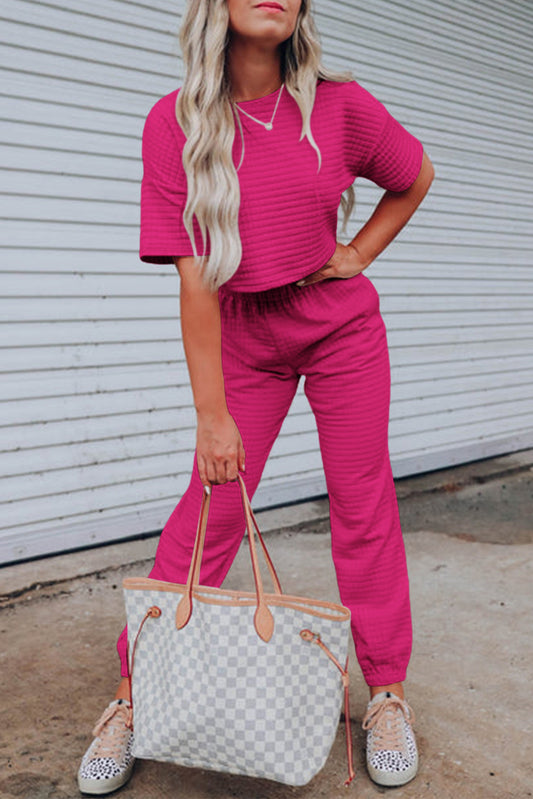 Conjunto de camiseta recortada texturizada em treliça vermelha rosa e calça jogger