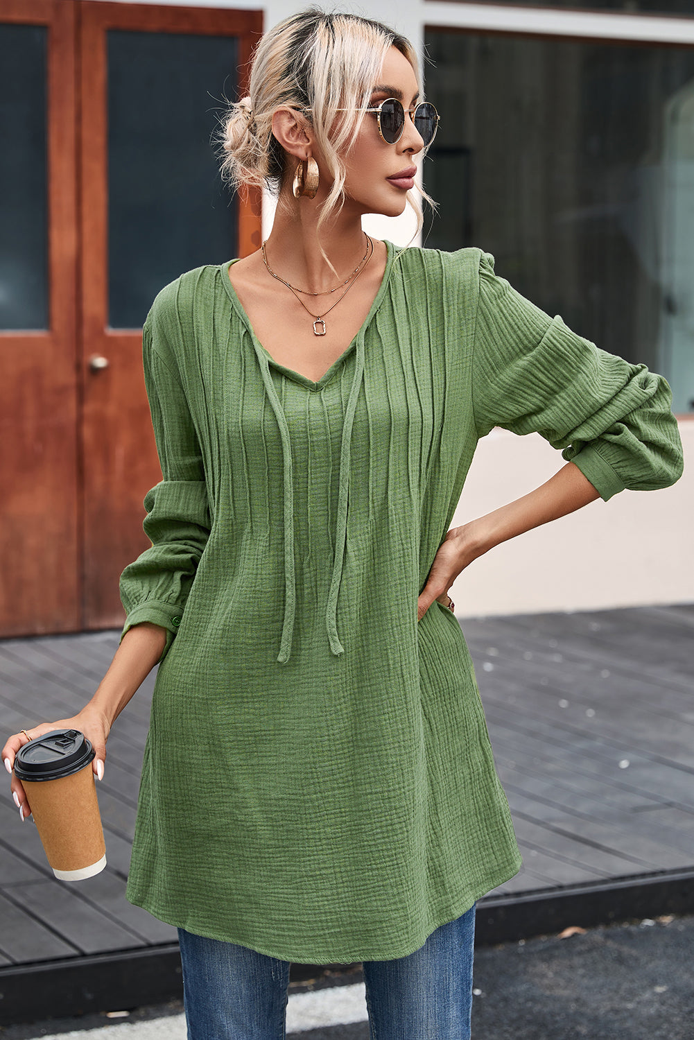 Top solto texturizado casual verde plissado com decote em V