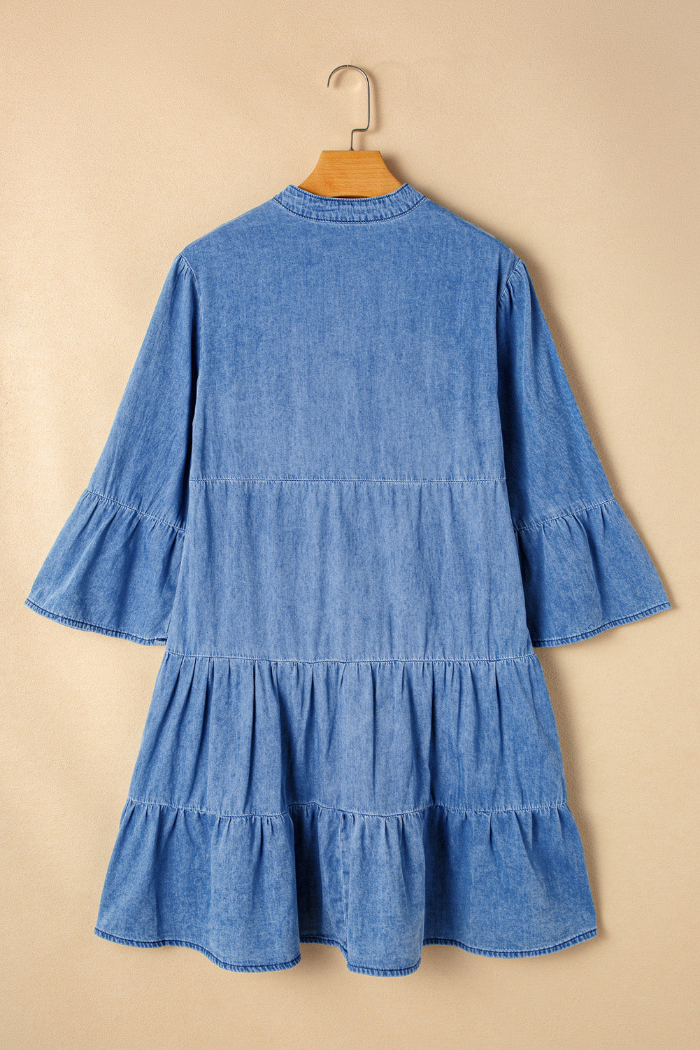 Mini vestido Chambray azul celeste com babados manga 3/4 em camadas divididas com decote em V