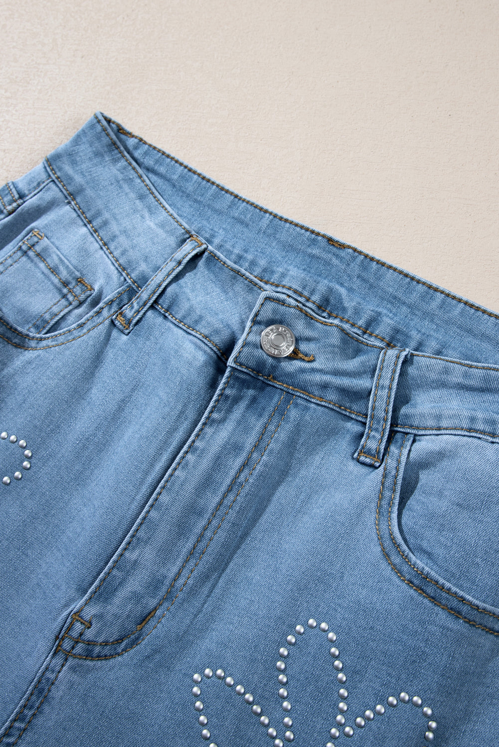 Jeans de perna larga com decoração floral azul claro com strass e cintura alta