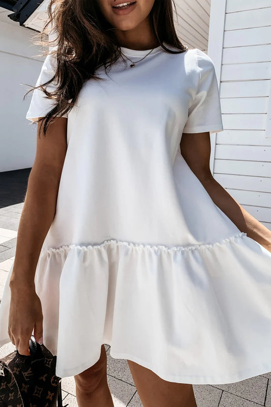 Vestido casual branco com babados e bainha manga curta